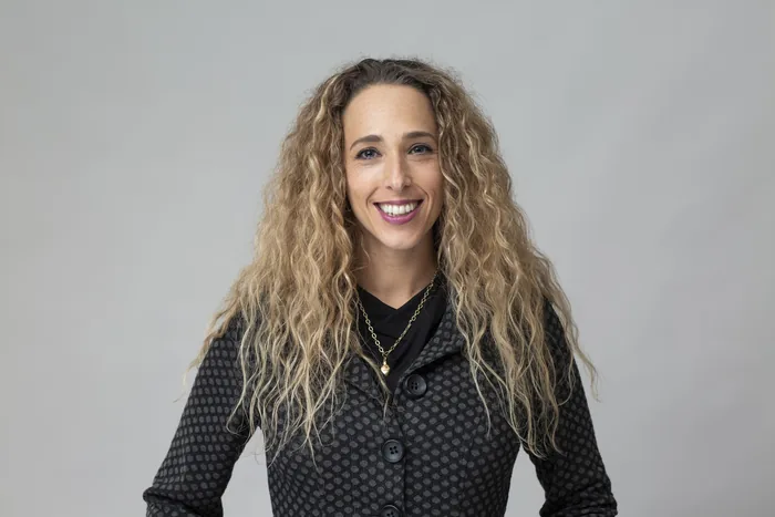 הדס דרור בצילום סטודיו, פורטרט מקורב