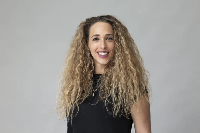 הדס דרור בצילום סטודיו, לובשת חולצה שחורה