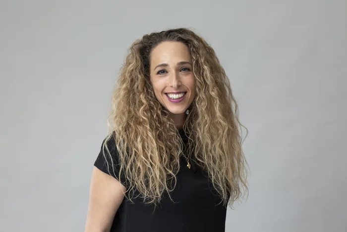 הדס דרור בצילום סטודיו, פורטרט בפרופיל שלושת-רבעי